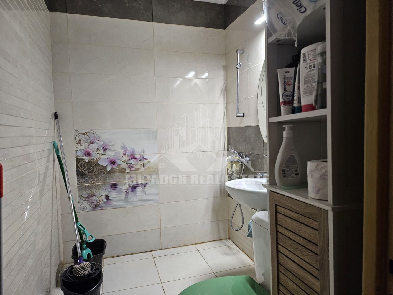 Просторен двустаен апартамент в кв .Люлин - 0